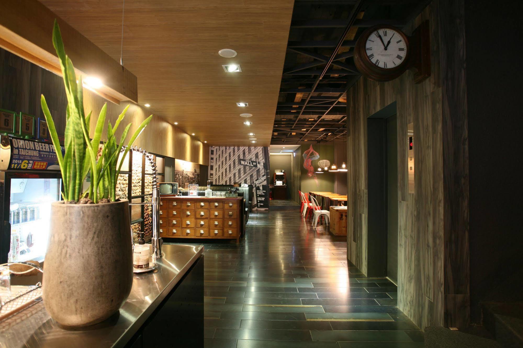 P&F Hotel Taichung Bagian luar foto