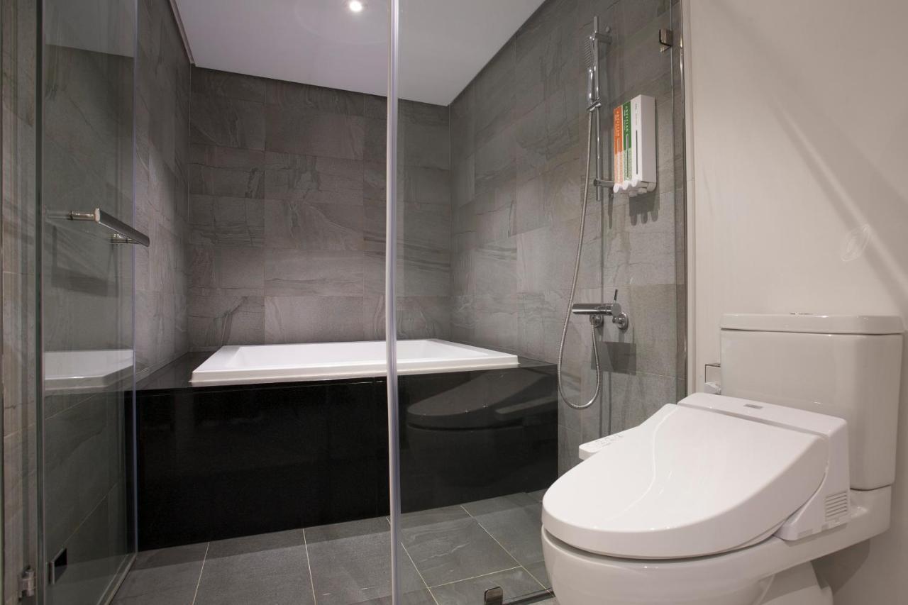 P&F Hotel Taichung Bagian luar foto